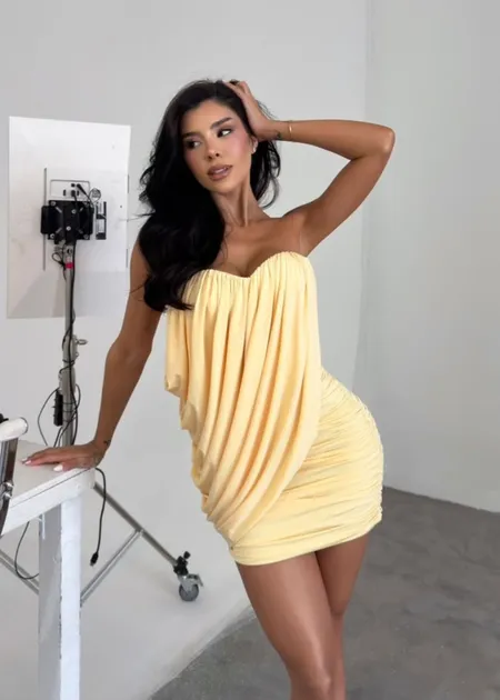 Vestido Curto Sem Alças e Decote Coração Cassandra Amarelo Manteiga